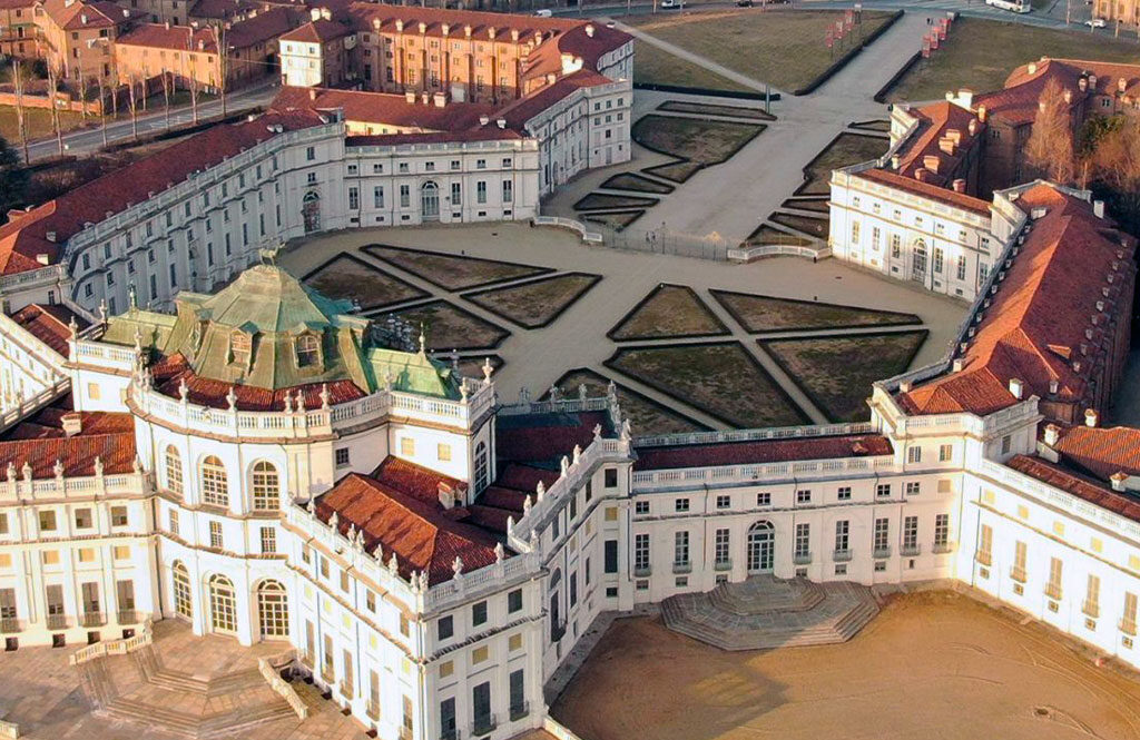 A tour dedicated to the history of the House of Savoy. From Stupinigi to the Royal Palace. You will fall in love with the two most representative classical, baroque and Italian-French style complexes in Turin.